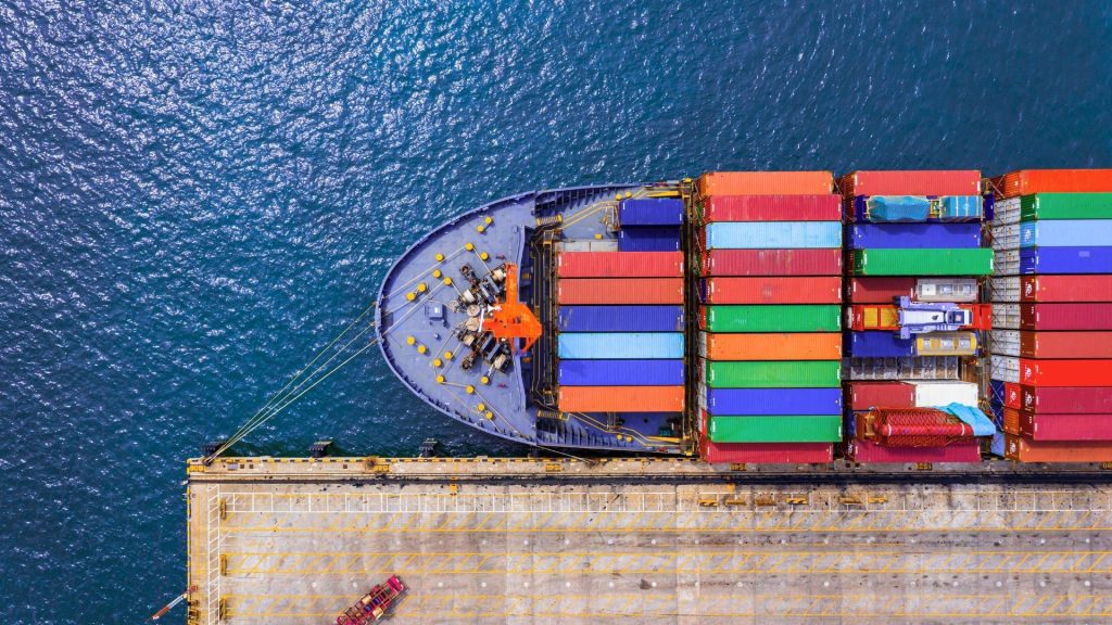 بفضل شراكاتنا مع أكبر شركات الملاحة العالمية، نضمن لك خيارات شحن متنوعة تشمل الشحن بالحاويات الكاملة (FCL) أو الشحن الجزئي (LCL)، مما يمنحك مرونة في التحكم في تكاليف الشحن وسرعة التسليم.