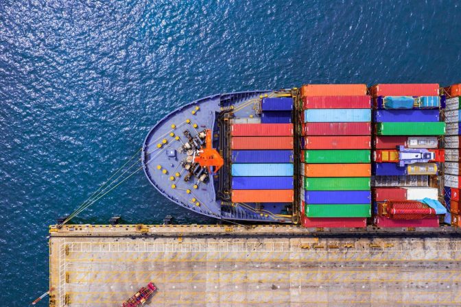 بفضل شراكاتنا مع أكبر شركات الملاحة العالمية، نضمن لك خيارات شحن متنوعة تشمل الشحن بالحاويات الكاملة (FCL) أو الشحن الجزئي (LCL)، مما يمنحك مرونة في التحكم في تكاليف الشحن وسرعة التسليم.