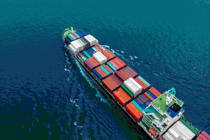 هل تبحث عن خدمة شحن بحري آمنة وفعالة من الإمارات إلى أي وجهة حول العالم؟ نحن نقدم حلول شحن بحري متكاملة تناسب جميع احتياجاتك، سواء كنت بحاجة إلى نقل البضائع التجارية، المعدات الثقيلة، أو الشحنات الشخصية.